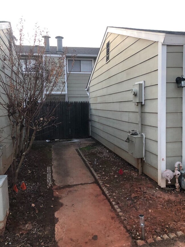 Building Photo - 2 bed & 2 bath Condo. 2 car garage.