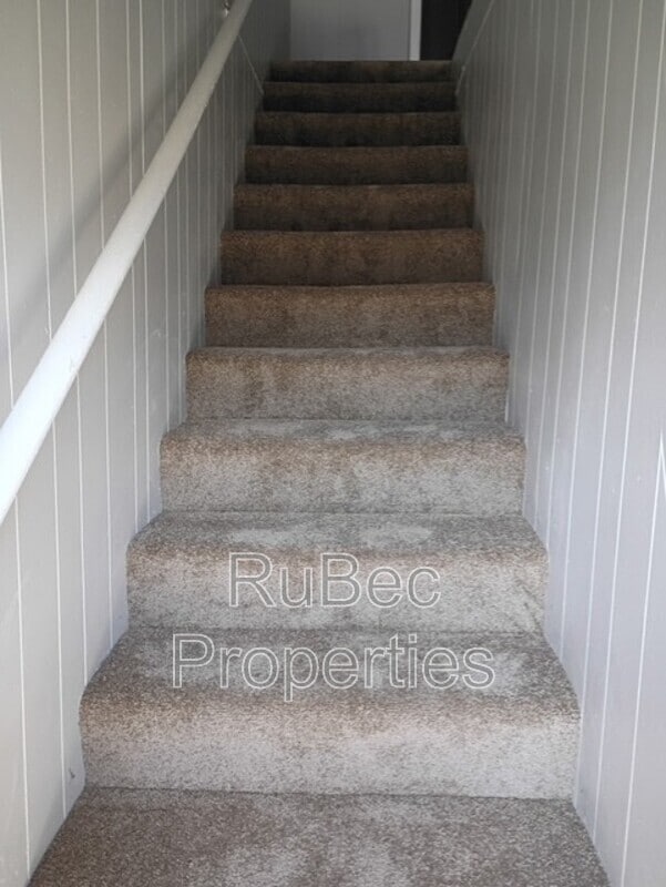 Building Photo - 115 E Maine Ave