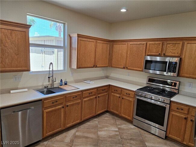 Building Photo - 221 Palmarosa St