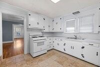 Building Photo - 401 Valley Dr