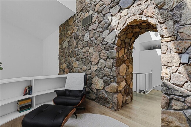 Building Photo - 4010 Clubhouse Dr