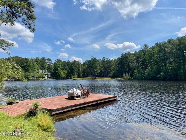 Building Photo - 245 Lakeside Dr