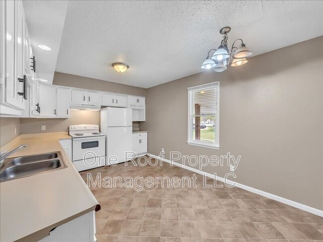 Building Photo - 1911 Chateau Dr