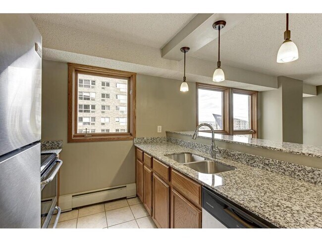 Building Photo - 433 S 7th St