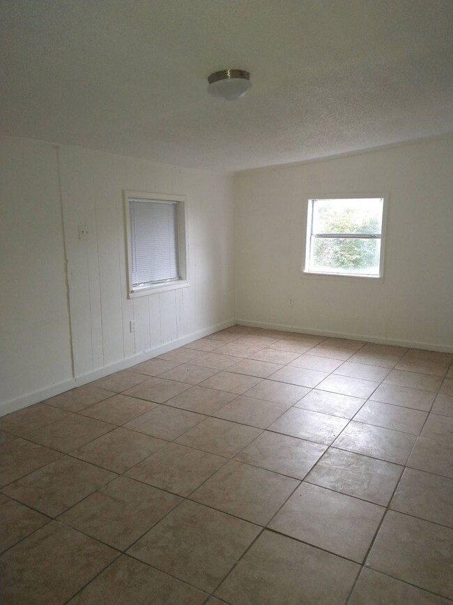 Building Photo - Spacious 3 bedroom, 1 bath home