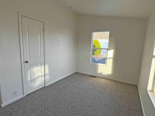 Building Photo - 21100 State St