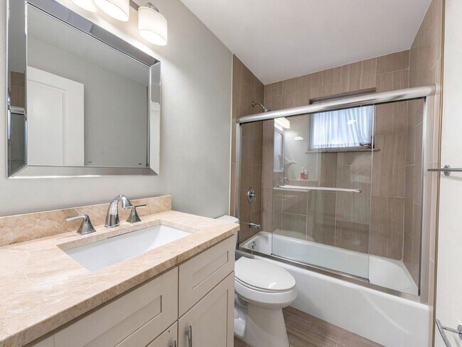 Building Photo - Remodeled First-Floor Condo Available Now in Naples