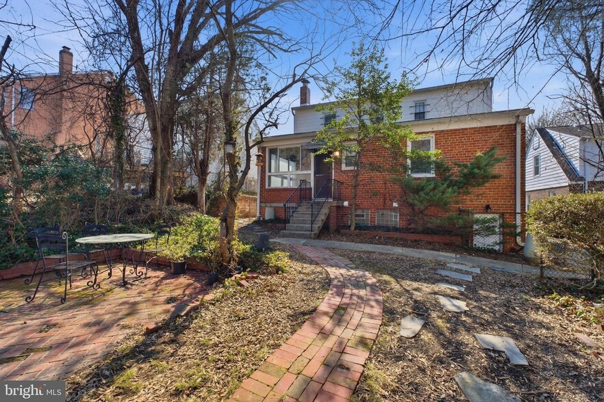 Building Photo - 3225 Chestnut St NE