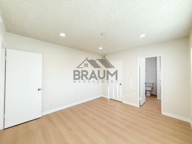 Building Photo - 13129 Oxnard St