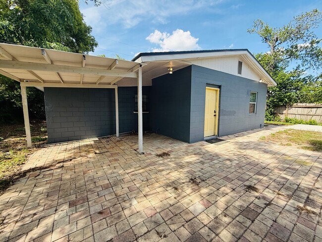 Building Photo - Come see this beautiful 4 bedroom, 2 bath home for rent near Busch Gardens!