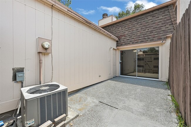 Building Photo - 2803 Camelot Ln