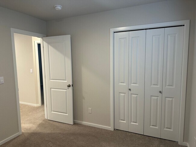 Building Photo - Newer 4 bedroom 2.5 bathroom house! AVAILA...