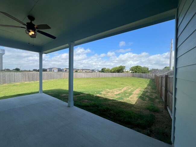 Building Photo - Luxury 3/2 Duplex in Seguin, Texas