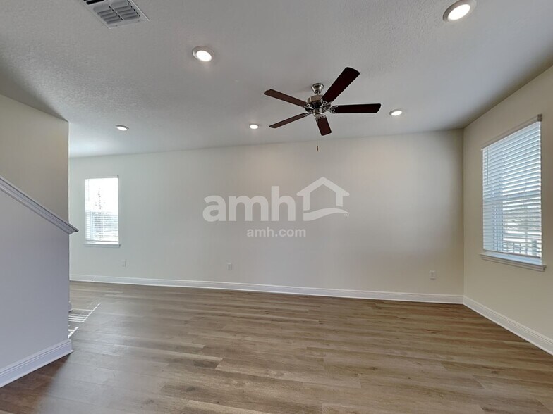 Building Photo - 5928 Sycamore Pl St