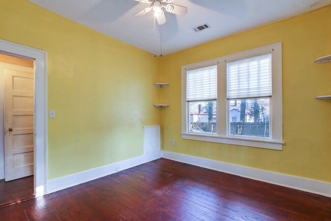 Building Photo - Beautiful Single Family house near downtow...