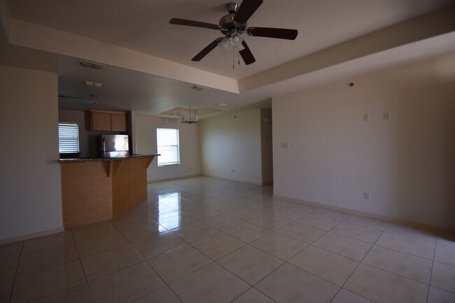 Building Photo - 1402 W Carmen Ave