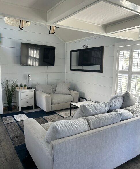 Living room overlooking private yard - 12 Howland Ave