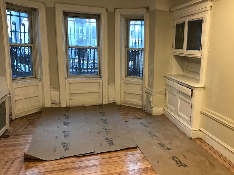 Bay windows - 1061 Clay Ave
