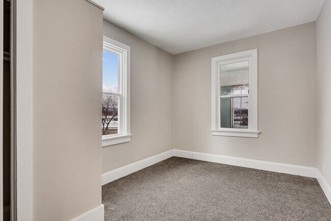 Building Photo - 1407 4th St S