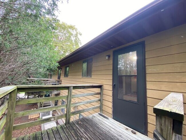 Building Photo - $975 | 2 Bedroom, 1 Bathroom APARTMENT | N...