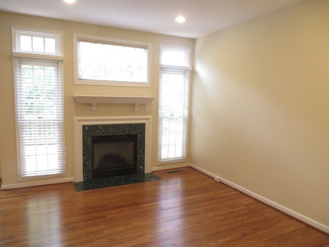 Building Photo - Beautiful Townhome - Vienna