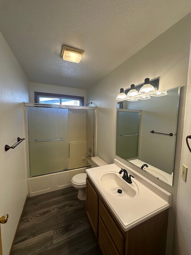 Building Photo - Tranquil & delightful 3-bedroom, 2-bathroo...