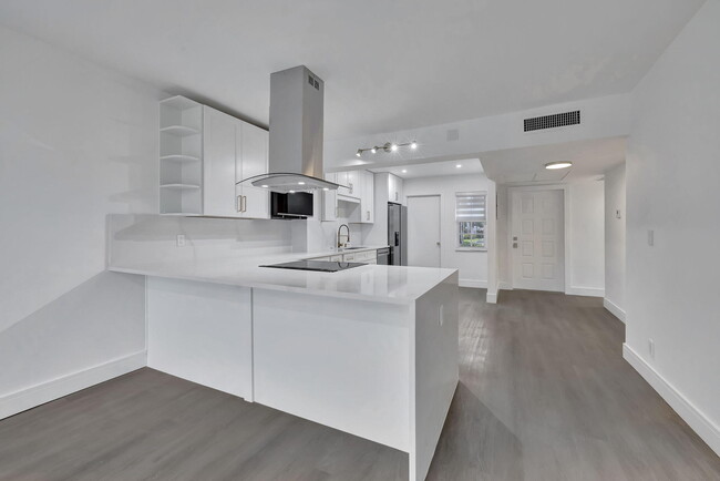 Building Photo - 3100 N Palm Aire Dr