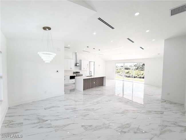 Building Photo - 852 Chipley St E