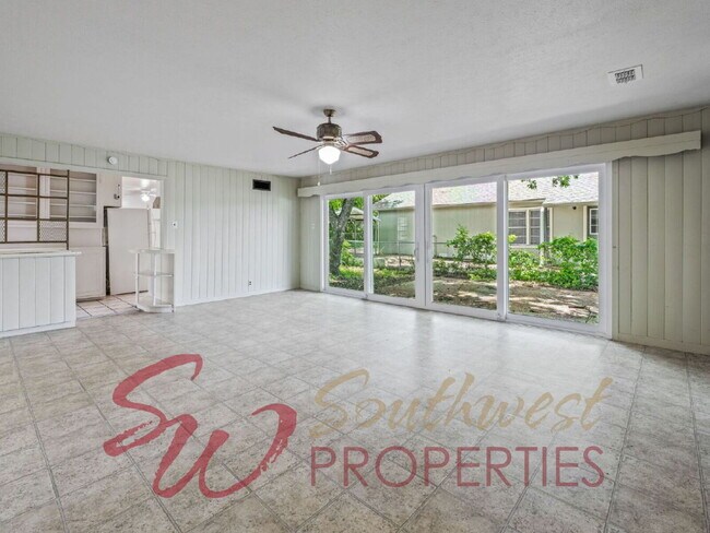 Building Photo - 4 Bedroom Home Just One Block from Campus | 2 Living Areas + Corner Lot