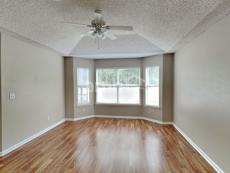 Building Photo - 220 Southlake Dr