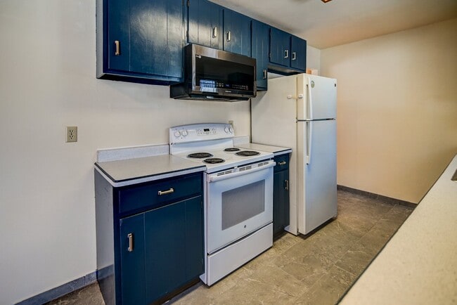 Building Photo - 12 Brompton Cir