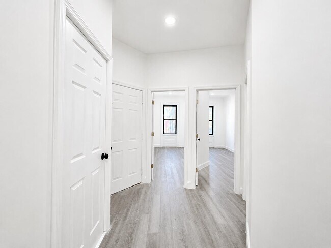 Building Photo - 428 56th St