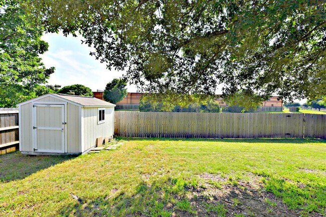 Building Photo - 4220 N Summercrest Loop