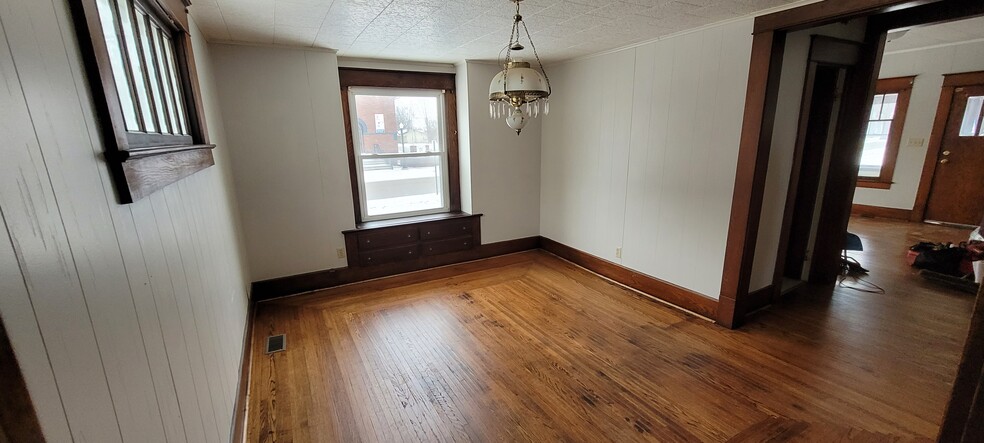 Dining room - 621 E Central Ave