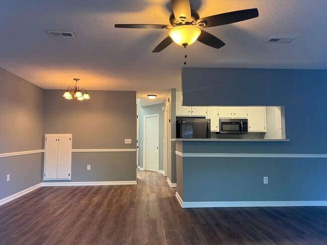 Building Photo - 117 N Spring View Dr