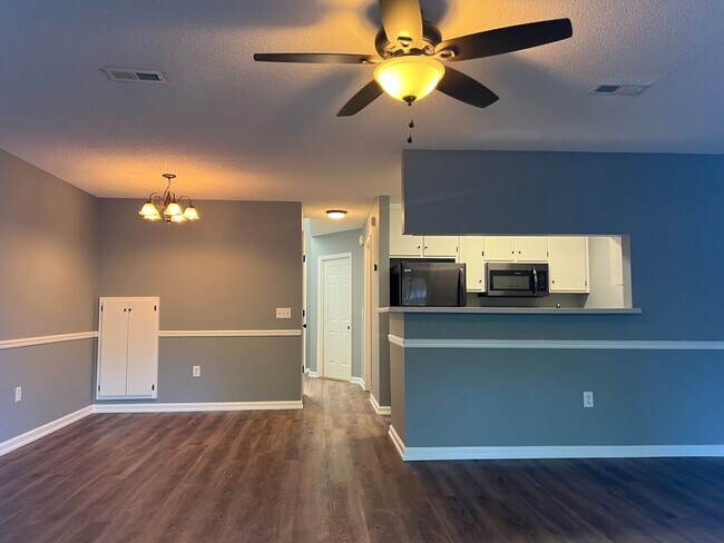 Building Photo - Available NOW  - 117 N. Springview