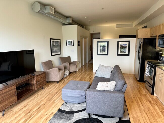 Primary Photo - 889 Date St