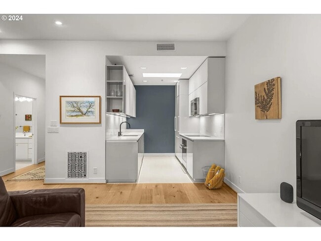 Building Photo - 618 NW 12th Ave