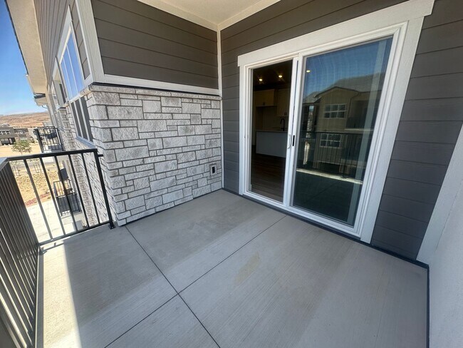 Building Photo - Luxury 3 bedroom Condo in Desert Color!