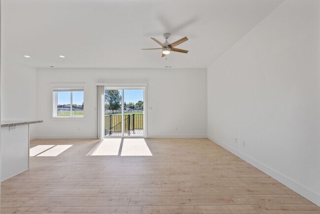 Building Photo - MODERN 3 BED 2.5 BATH TOWNHOME IN SAINT ANTHONY