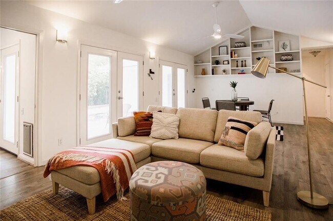 Building Photo - 5139 Meadow Creek Dr