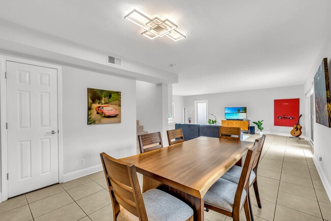 Building Photo - 2812 NE 27th St