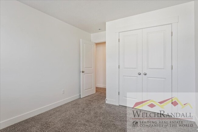 Building Photo - Live in Style – 3 Bed, 2.5 Bath Townhome i...