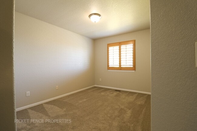 Building Photo - 4-Bedroom, 3-Bathroom Home in Windsor