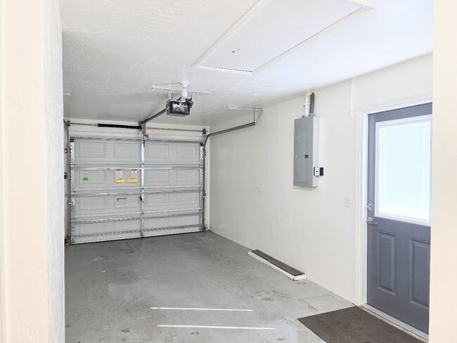 Building Photo - 2 bedroom, 1.5 bath home with 1 car garage