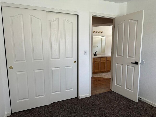 Building Photo - Well maintained home in desirable Ravenwood, Anderson subdivision