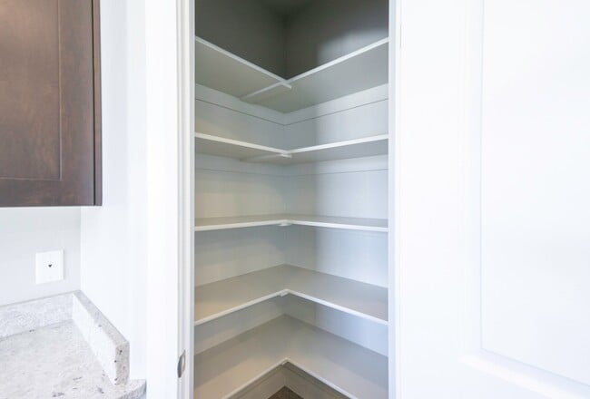 Building Photo - 3 Bedroom Townhome in Hidden Valley with C...