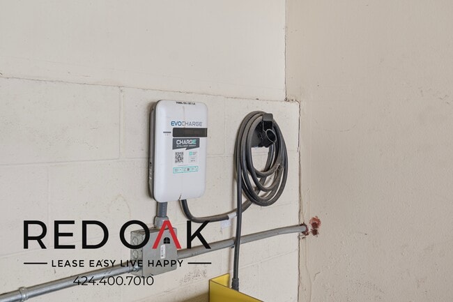 Building Photo - 6738 Independence Ave