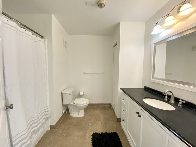 Building Photo - Spacious Three Bedroom Condo Located at Th...