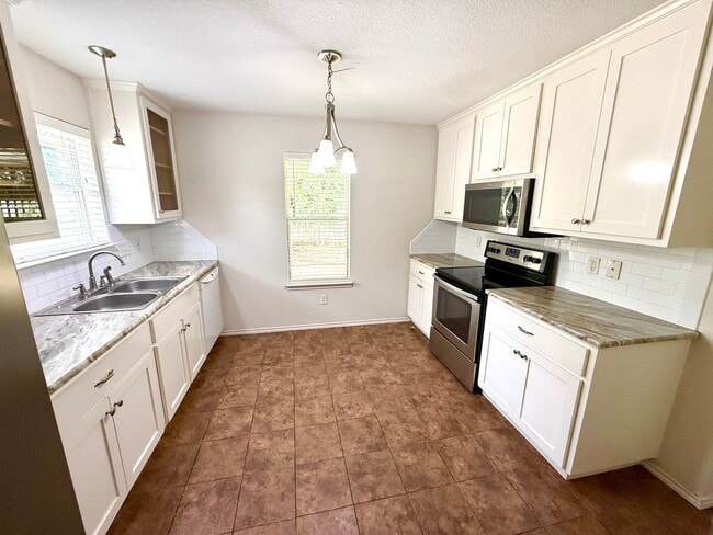 Building Photo - Available Now! Charming Single-Story Home in Waco with Modern Finishes & Spacious Yard